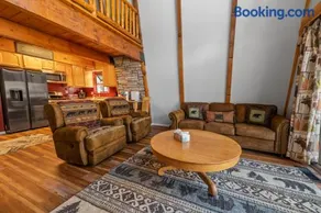 Sherwood Pines - Getaway to the mountains! Comfortable Gambrel style with a Pool Table! - Image 4