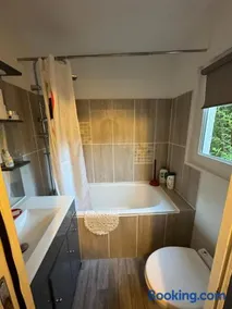 Studio with pool and quiet, non-shared garden, 1 lit double - Image 3