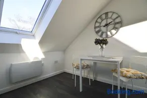 Stylish 1-Bedroom Loft Flat - Image 2