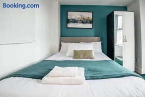 Contractor-Friendly 2Bed Apartment, Near City Centre, Sleeps 4 with Free Parking - Image 2