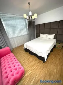 Chic & Stylish Apartment Geneva - Image 3