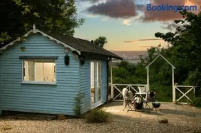 Woodland Art Studio - Cosy Woodland Studio with Private Hot Tub - Image 2