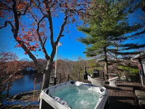 Waterfront Lakehouse Getaway in Clinton with HOT TUB - Image 1