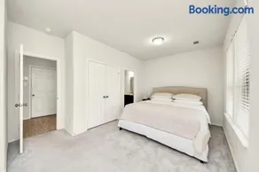 Modern Cozy Home Houston Galleria NRG 4BR 3BA - Image 3