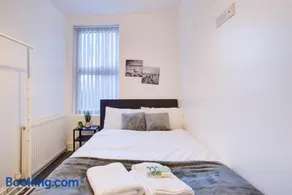 Modern 5 Bed House with Parking - Image 4