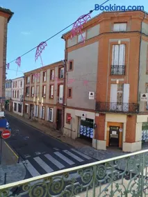 Charmant appart avec balcon donnant sur place de la mairie - Image 2