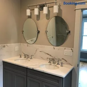 Villa 2 -Luxury 5 BDRM 5 Bath on Lake Winni Meredith Bay - Image 3