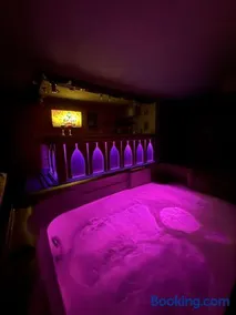 Le Savoyard - Bar & Jacuzzi - Image 1