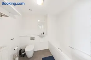 Cosy Retreat in Ashford city centre with Hot tub - Image 3