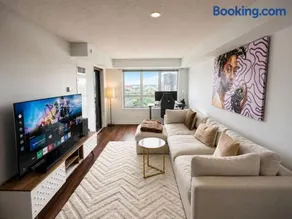 1BR plus Den with free Parking, Pool, Gym and Hot Tub - Image 1