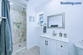 Beautiful Presidential Suite Private Bath near DFW - Image 5