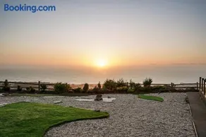 Charming 2BR 1Bath SofaBed with Mountain Sunset and Ocean Views - Image 4