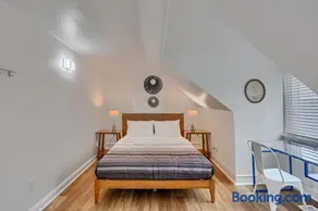 Pittsburgh Troy Hill 2D Stylish Private Bedroom with Shared Bathroom - Image 1
