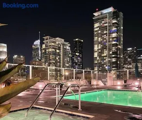 Modernes Loft mit Dachterrasse, Stadtblick, Pool, Spa, Fitnessraum und kostenlosen Parkplätzen! - Image 1