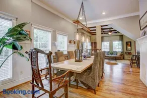 Close to Downtown,1000 mbps WIFI,11-Person Swim Spa, 75" TV 4 Movie Nights, Spacious, Walk To Restaurants, Ping Pong - Image 3