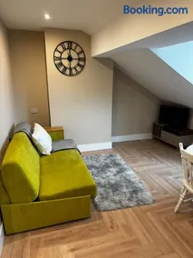Stylish and Bright 1 Bedroom Flat - Image 5