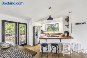 2BR Lakefront Cottage Fireplace Quiet Retreat - Image 2
