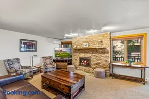Bear Claw 105 - Unbeatable Ski-in Ski-out Deck Access, Slope Views & Winter Shuttle! - Image 1