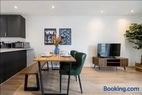 Elegance Retreat - 2 Bed Holiday Home with Parking - Image 5