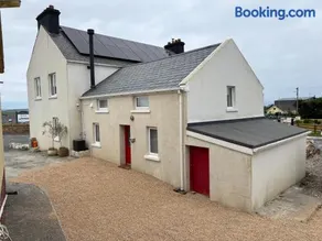 Beautiful Lakeside Cottage in Donegal Gaeltacht - Image 2