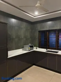 The Pearl, Elegant 5 Bedroom Kerala Home - Image 2
