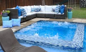GORGEOUS 5-bd 4ba w Pool, Hot Tub, 2 kitchens, & Game Room Near Dallas Airports! - Image 4