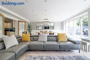 Luxury 5-Bedroom Home Sleeps 11 in Theydon Bois - Image 1