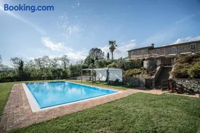 Casale rinnovato immerso nella campagna con splendida piscina privata - Image 2