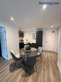 Vicarage grove close to metro link and train station with easy access to city centre Manchester United stadium and the Trafford centre - Image 3