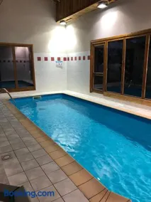 Cascades, 3 bedroom chalet with shared pool. - Image 2