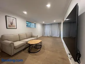 Pet friendly &Amazing location 4 bedrooms house - Image 4