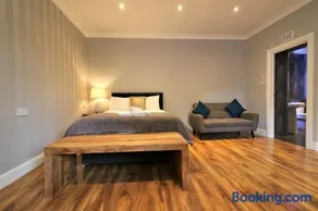 Signature - Linden Cottage Room 1 - Image 4