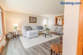 1 Block To Lambeau 3 BR Sleeps 6 Pet-Friendly - Image 2
