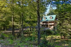 Grenville Gem: Luxury Chalet,Pool & Jacuzzi Oasis - Image 3