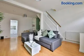 City Escape – Stylish 2-Bed near Cardiff Centre - Image 1