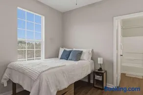 New Spacious Stay Close to UNC-P with Gym & Pool - Image 4