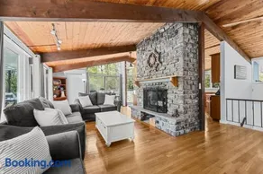 Relax at This Dog-Friendly Sandwich Retreat - Image 5