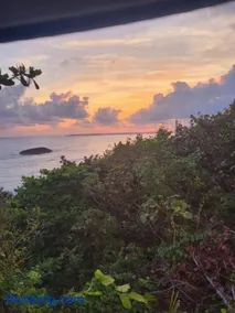 The Yellow House: Fully Equipped, Spectacular Beach View - Image 2