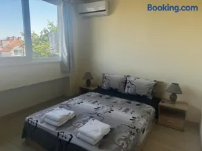 Avelov Art Apartment - Image 4