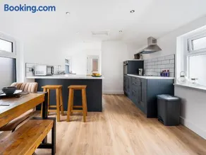 Lush apartments, Pool Table, Netflix, Parking, Long Term Discounts - Image 2