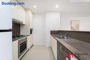 MetaWiseBnB 2BR Near Airport Parking Sleeps 6 - Image 1
