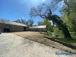 Crymlyn barn - Image 2