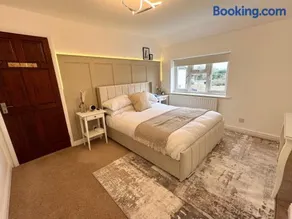 Cosy 4 Bedroom House With Secure Parking - Image 2