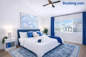 Sapphire Leaf- Luxury 3BR- Pool, King Beds, Spacious, Quiet, Garage, Close to Airport and OldTown - Image 1