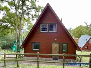 Spacious Primrose Lodge for 6 with Hot Tub at a Spa Resort - Image 3