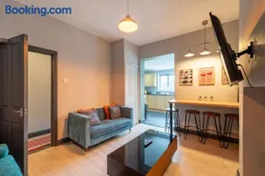 4 Bedroom Stylish House in Redditch - Free Parking - Image 3