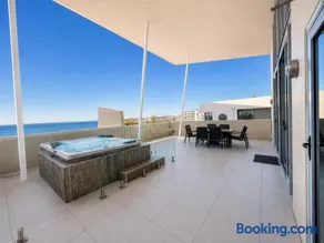 Redcliffe 3-Bedroom Waterfront Penthouse - Image 1