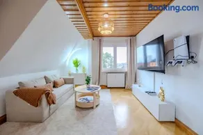 Bright & Modern Apartment with Smart TV, Parking & Self Check-In - Image 3
