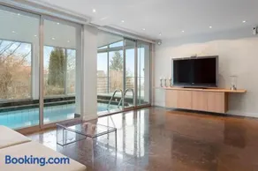 Spectacular Villa - Pool, Sauna & Magical Lake View - Image 4