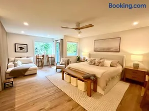 NEW Modern Oceanside Suite with King Bed, Water Views, Resort Pool & Hot Tub - Image 1